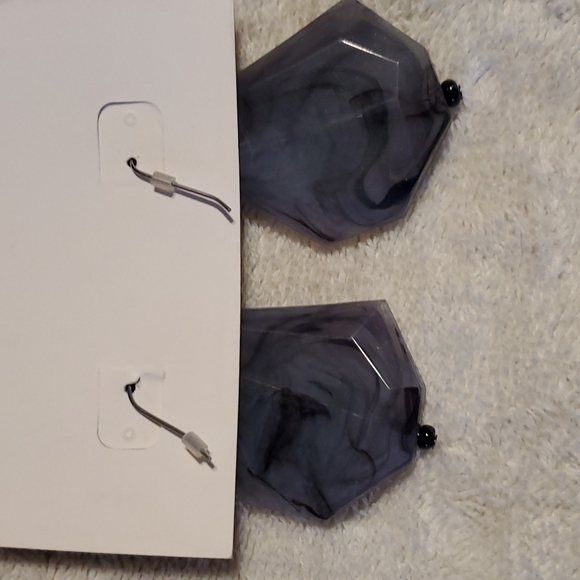 'Stonehenge" Earrings, light weight grayish/black with darker swirls. Rock shape - Picture 3 of 7